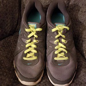 NIKE WOMEN'S REVOLUTION 2